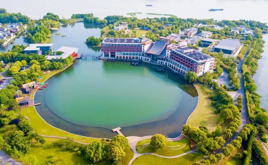 王炸！湖景房暑期不涨价，比买一送一还给力！抢订铂尔曼水乡大作，室内外乐园畅玩！
