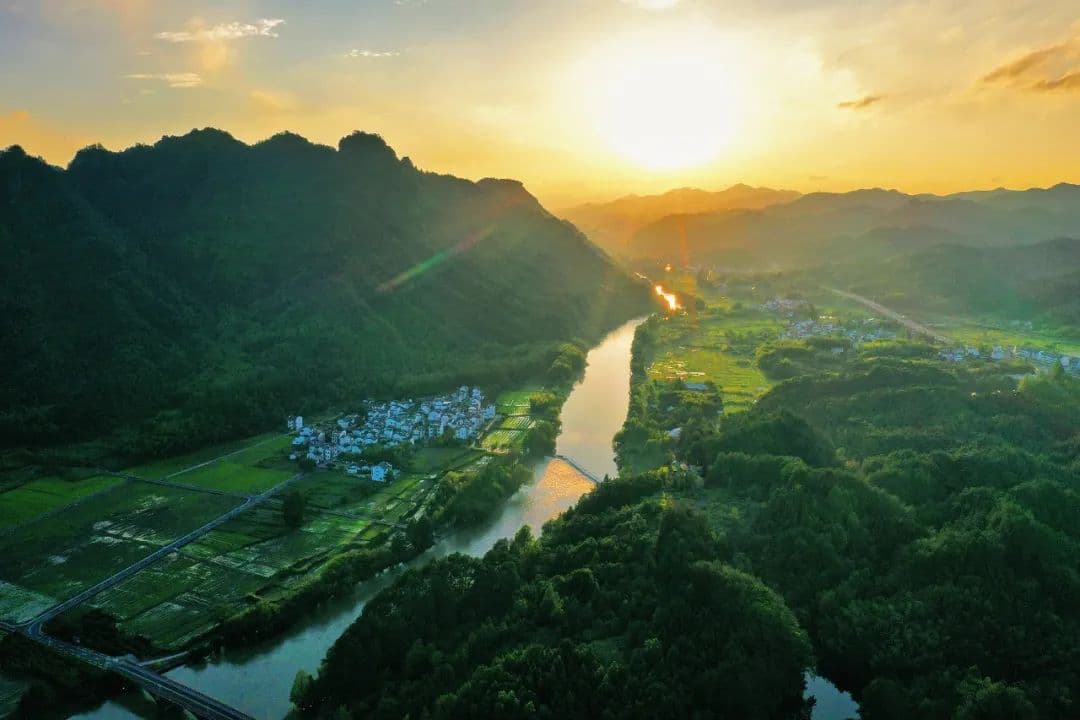 暑期不涨价！2晚¥829限免升套房，避暑小众云海仙境！烟花鱼灯巡游、竹筏游江、风景区门票全含！